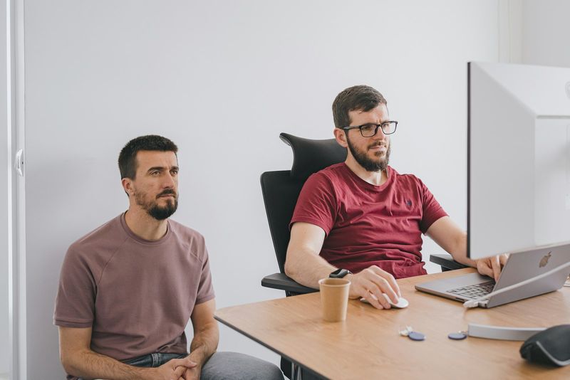 Dva freelanceři, jedna IT firma: kdo rozhoduje a kdo podepisuje 1 Dva freelanceři, jedna IT firma